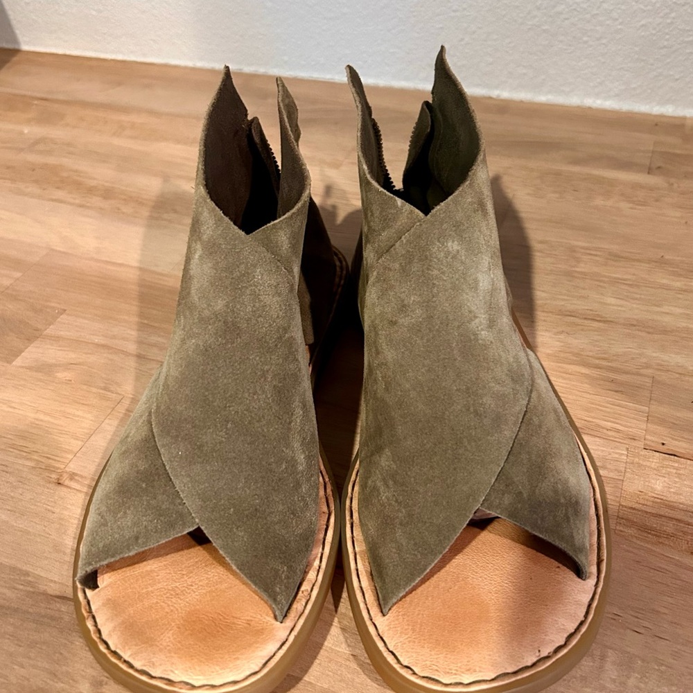 Born Olive Suede Women's Sandals